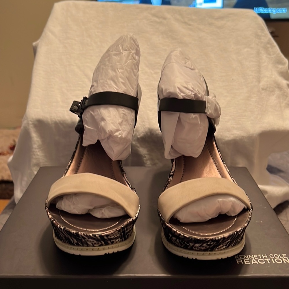 New/Never Worn KENNETH COLE Wedge Sandals. Color:BLK/GRAY.  Size: 9.5/3” Heel.
